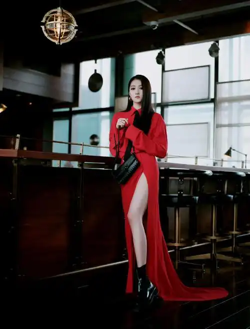 关晓彤高开叉红裙#关晓彤最新品牌活动,黑长直造型闪片烟熏妆,红色