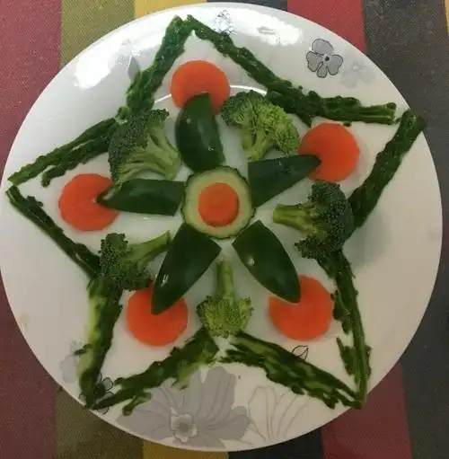 中一班的蔬菜拼盘体验课