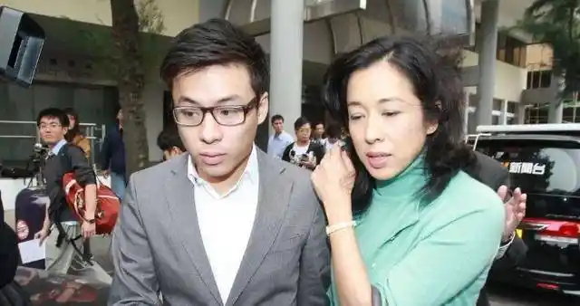 朱玲玲小儿子现身派对,赤脚穿连帽卫衣阳光帅气,女友也罕见同框_霍启