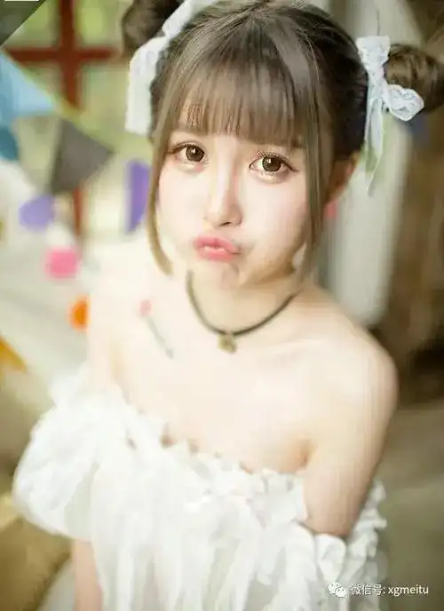 组图初夏少女丨双丸子头清纯可爱萝莉美女私房阳光唯美写真