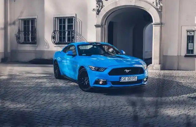 全新福特mustang迈阿密蓝色的外观挺漂亮的