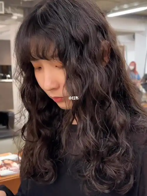 细软发质的小姐姐烫发时一定要烫到根 先不管需不需要卷度 只有烫到根