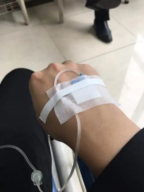 已经记不得上一次来医院吊盐水是多么久远的事情了,还有比在外地发烧