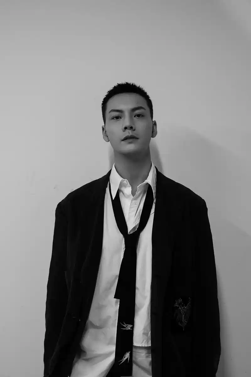 陈伟霆皮衣造型 玩转朋克风格