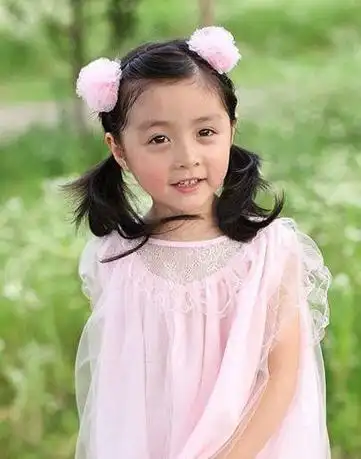 营造出了小女孩的韩版风格,漂亮又显可爱感的女孩发型设计