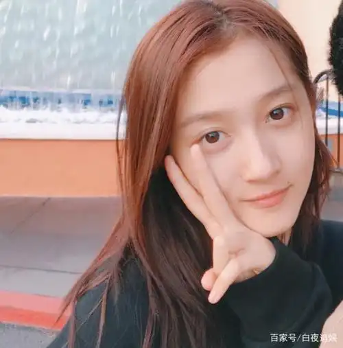 关晓彤素颜上镜,工作人员忘记修图就晒照,真实颜值一目了然