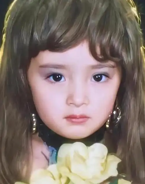 17岁杨幂被49岁成龙搂在怀里的旧照网友整没整容一目了然