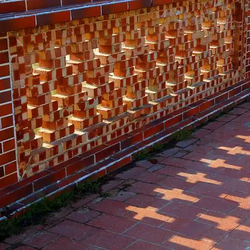 或者用水管对着红砖进行浇水,让红砖吸足水分,这样才能保证墙体的稳固