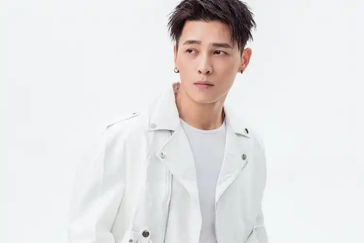 洪尧最新写真曝光最帅门客秒变玩酷boy