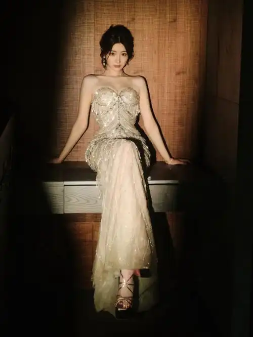 毛晓彤真空穿深v抹胸长裙事业线太吸睛丰满有料人间芭比