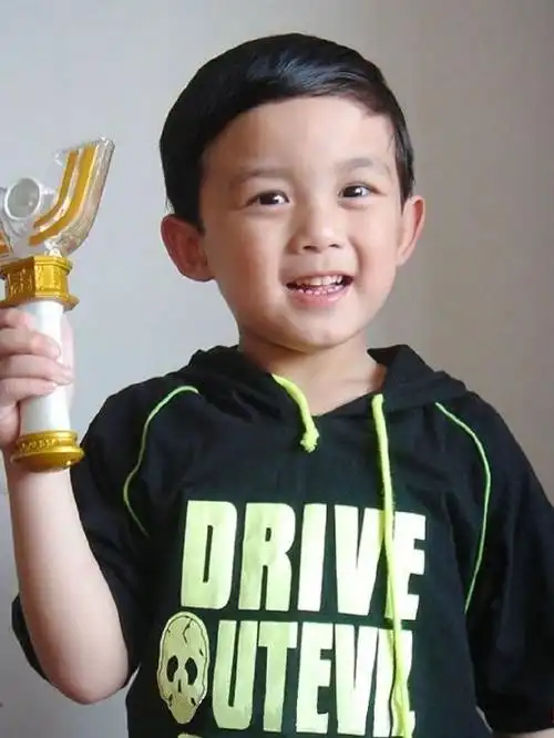 吴磊小时候超级可爱,是看着长大的三石弟弟啊,好想从平行时空把他揪