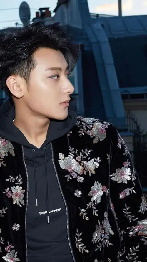 黄子韬巴黎时装周玩街拍清写真