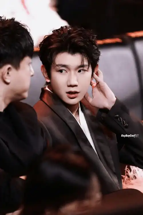 "在梅奔和大家再次相见"  西装也是可爱的  @tfboys-王源#王源看我们