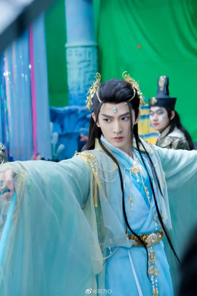 《长月烬明》中邓为的古装造型很出众#长月烬明# #邓为