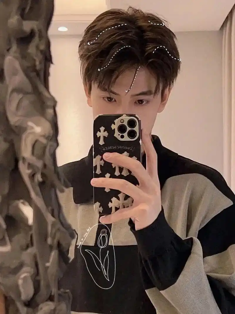 男生们一定要尝试一下的发型:蝴蝶微分烫发.