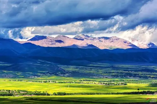 天幕下的祁连山