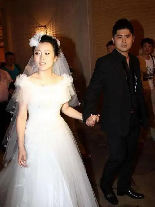 "潘长江女儿"潘阳:父亲力捧也不红,嫁给10亿富商,成豪门阔太