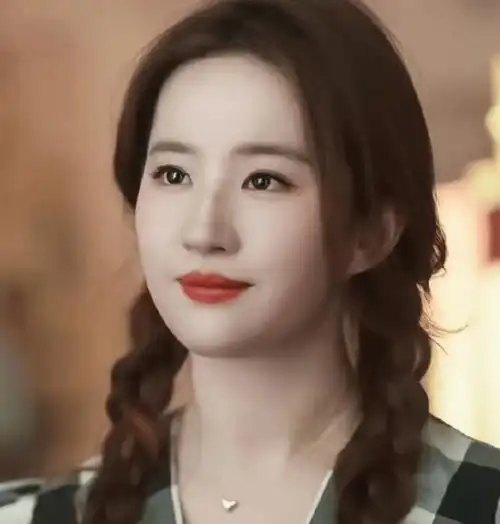 一边标榜独立女性,一边不断当"娇妻",刘亦菲这朵"玫瑰"真分裂!