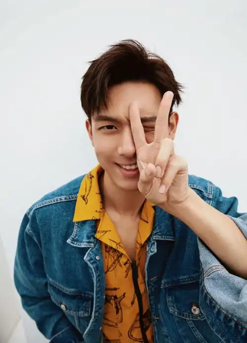 明天就周末了来跟李现大帅哥一起跟生活比个耶709915大家每天都