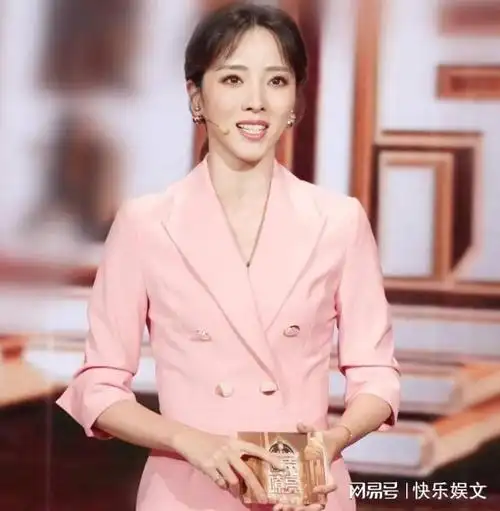 央视李思思晒素颜运动照面部潮红头发凌乱内衣肩带不慎露出