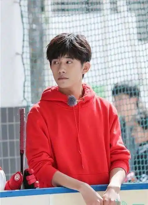 易烊千玺更新打篮球日常,元气少年超帅气