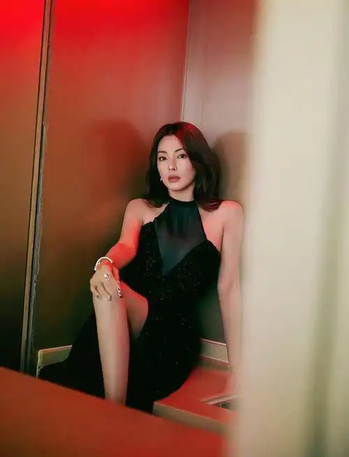 张雨绮跨年夜造型美出新高透视开衩礼服极具魅惑