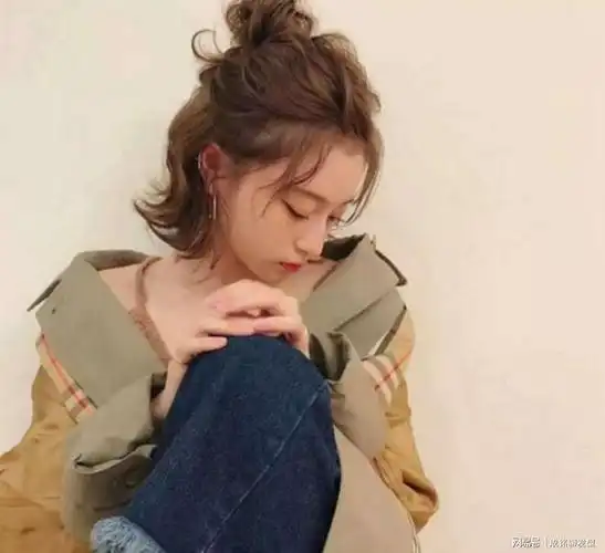 短发扎发,慵懒随意又凉爽,简单大气又显气质|丸子头|卷发|发型|发尾