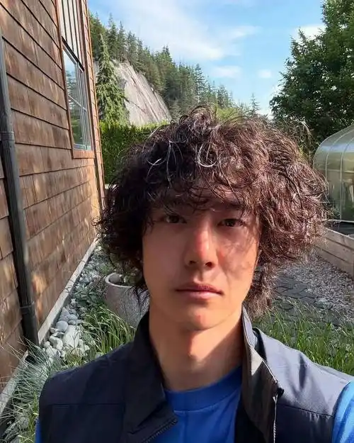 内娱风向标,绝壁之上,缝隙之间,传统攀的王一博有多勇敢?