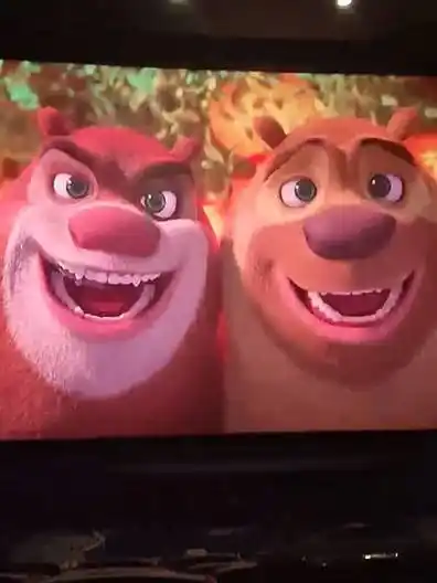 因片前一段"哈哈哈"笑声广告,引发观众跟学哈哈大笑,并迅速感染周围