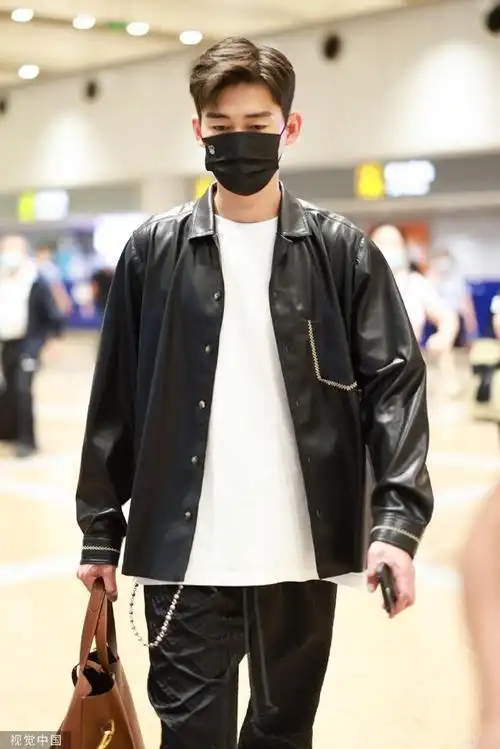 组图:张翰拎大号托特包抵达机场 穿皮衣搭工装裤酷帅十足