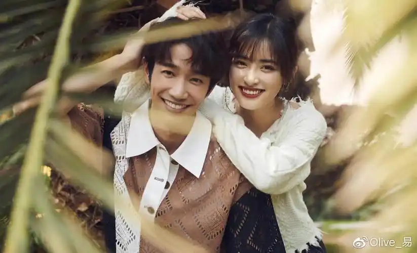 刘以豪好腰力 手扶梯上来回深情热吻沈月