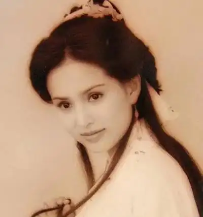 金庸先生一见照片,便赞不绝口,道:"李若彤正是吾心中那飘逸脱俗的小