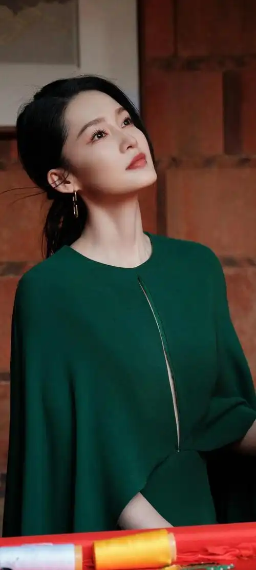 美女系列壁纸第210期-李沁,这个名字在近年来的娱乐圈中逐渐崭露头角