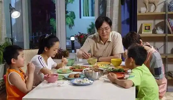 《家有儿女》幕后花絮,图一回忆,图三搞怪,能否激起你的回忆?