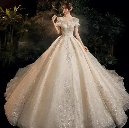 身披婚纱是女人这辈子最美的时刻