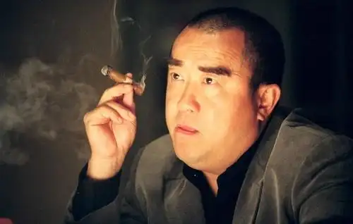 《双城故事》里的志伟,也是《甜蜜蜜》中的黑帮老大的豹哥,曾志伟都把