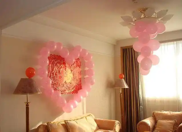 新房的客厅怎样布置气球