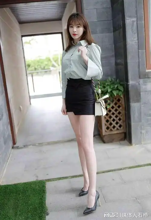 超短的连衣裙搭配一双高跟鞋靓丽迷人