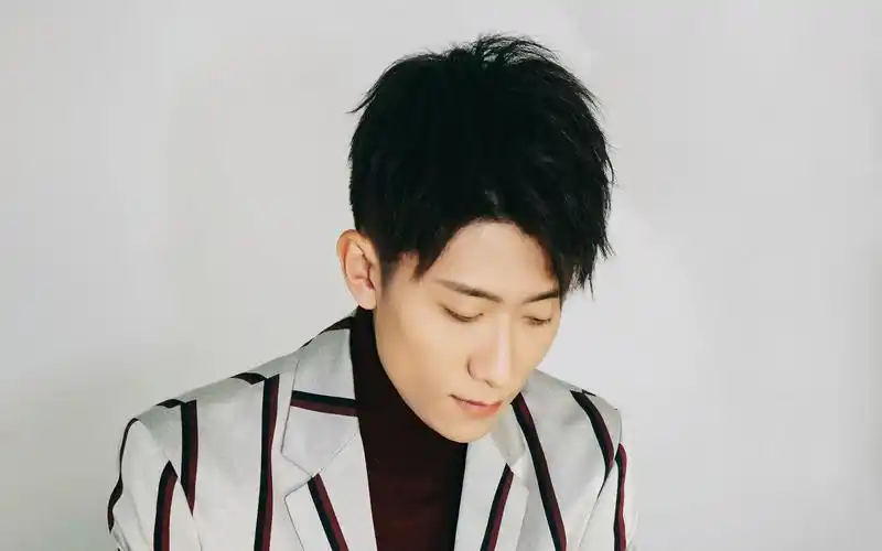 张一山帅气写真电脑桌面壁纸图片