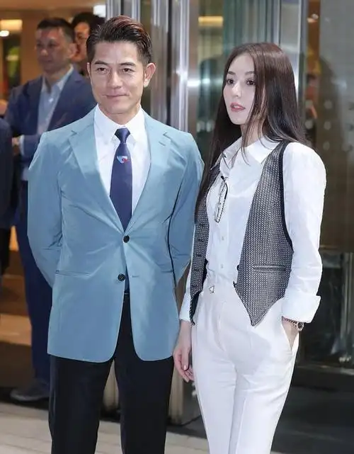 方媛在社交平台晒出一家四口的合照,为郭富城庆生.