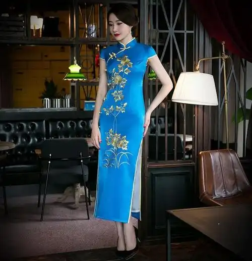 周婷演绎经典蓝色旗袍 尽显端庄秀气!