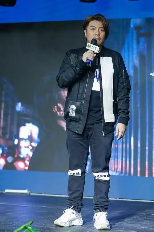 歌手阿杜发福却不影响实力痞帅造型仍然抢镜发型不换很念旧