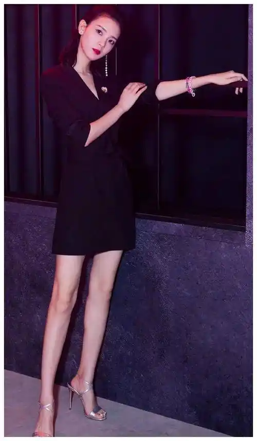 原创陈瑶终于高调一回穿西装裙涂红唇气场全开圆规腿赚足眼球