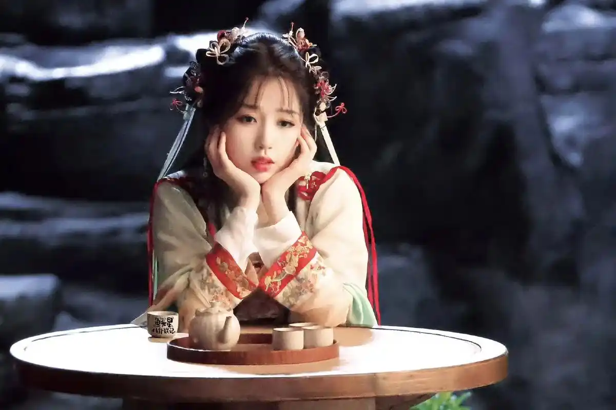 怎么感觉不开心呢?#虞书欣古装照 #古 - 抖音