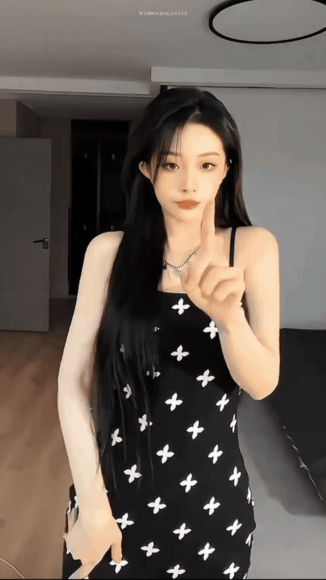 喻言为什么这么飒?黑吊带裙上班图片直击美貌撩人事件