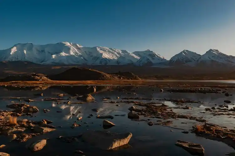 公格尔峰是昆仑山脉的最高峰,海拔7719米;公格尔九别峰与公格尔峰比邻