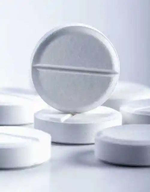 药片图片-白色背景上的各种药片素材-高清图片-摄影照片-寻图免费打包