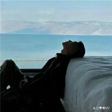 氛围感男生头像小众2024最新_慵懒感男头真人意境图片