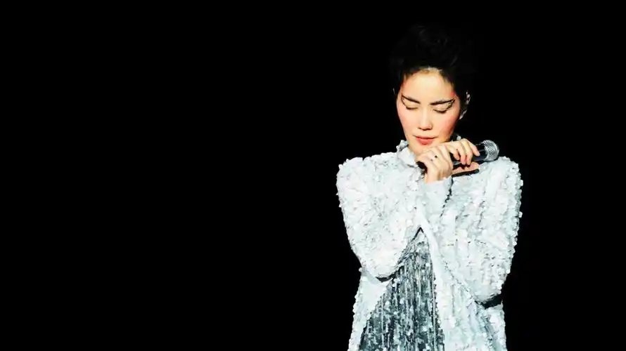 这首歌曲是王菲过去感情生活的写照,讲述了一个失恋的女人!