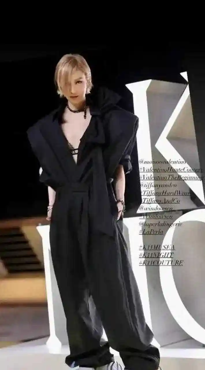 郑秀文这脚怎么了?怎么变成这个样子了,这到底是什么形状的高跟鞋?